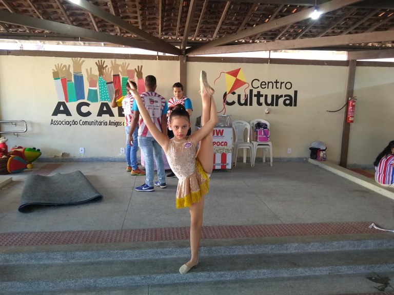 Aluna de ballet do São Carlos ganha bolsa para estudar numa famosa academia de dança de Aracaju