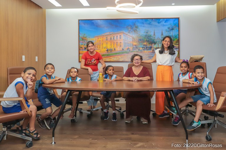 Alunos da EMEI José Garcez visitam a Câmara e pedem brinquedos em praça do Siqueira Campos