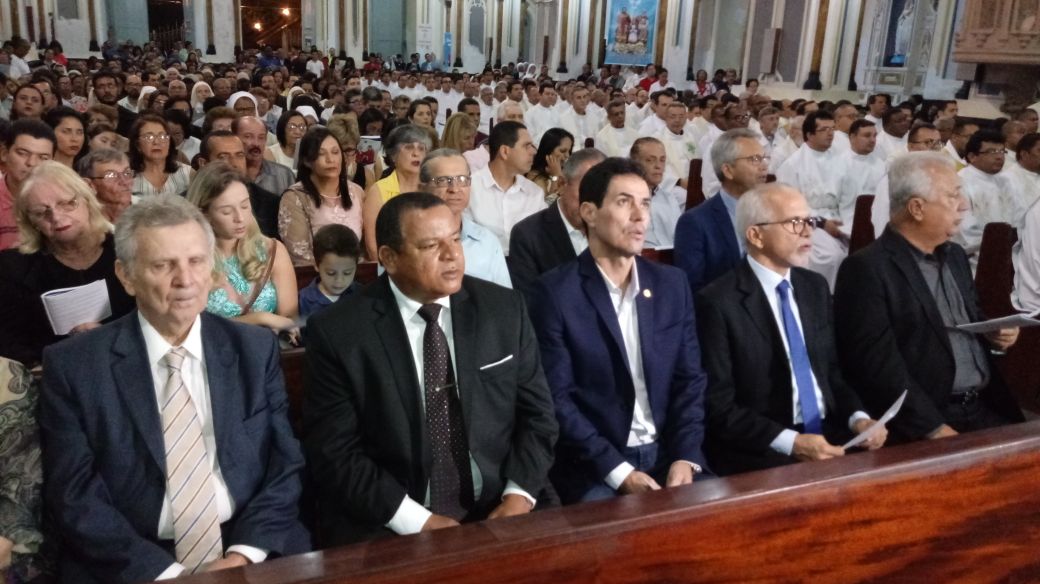 Américo acompanha missa de oficialização do novo Arcebispo