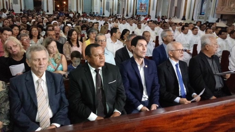 Américo acompanha missa de oficialização do novo Arcebispo