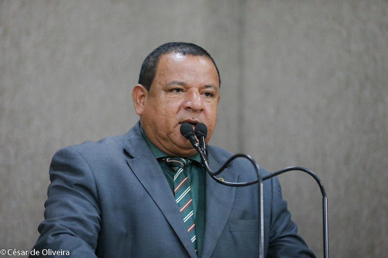 Américo cobra obras para resolver a questão dos buracos no Marivan