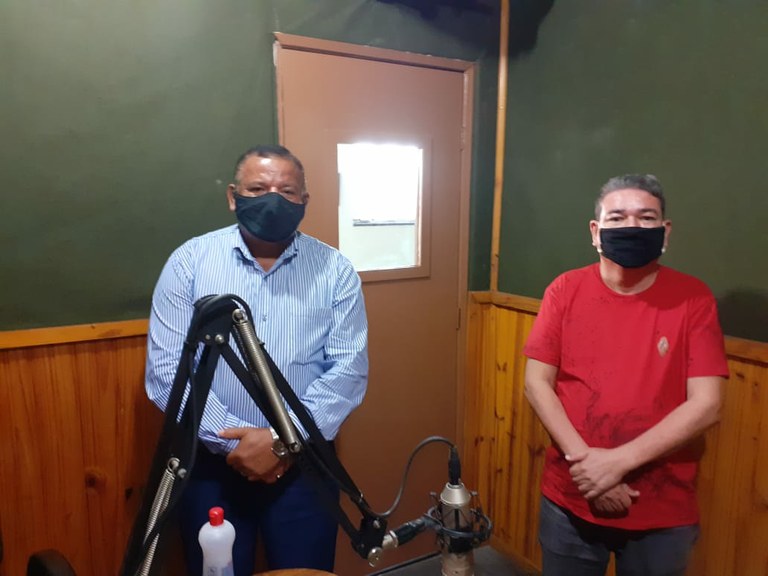 Américo concede entrevista ao Programa Jornalismo em emissora de rádio