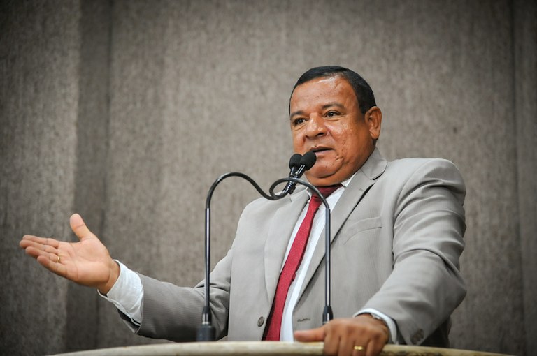 Américo de Deus cobra ações da Deso para evitar rompimentos de adutoras nas ruas de Aracaju