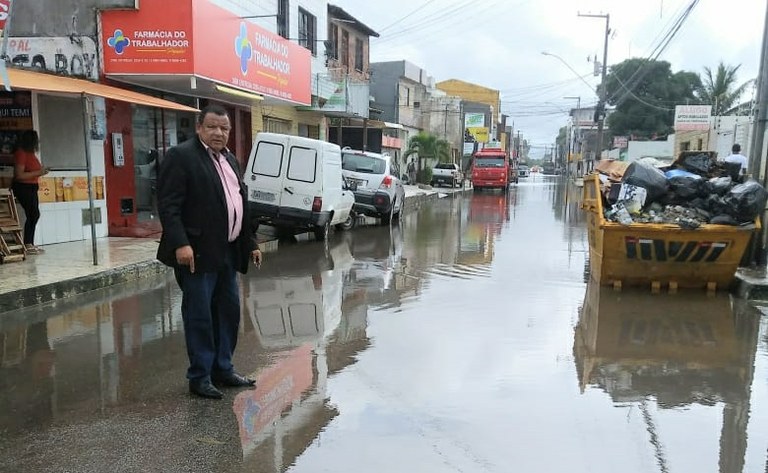 Américo de Deus cobra de órgãos municipais providências quanto aos estragos com as chuvas em ruas e avenidas