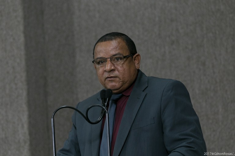 Américo de Deus cobra limpeza dos entulhos no Bairro América