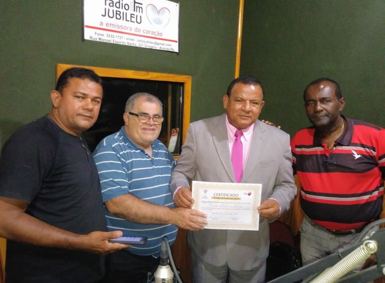 Américo de Deus concede entrevista na rádio e recebe certificado de compromisso 