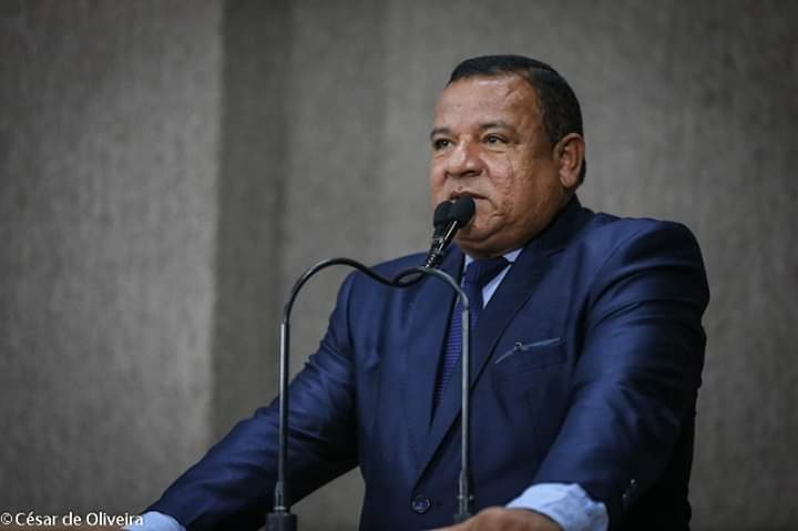 Américo de Deus concede entrevista para emissora de rádio