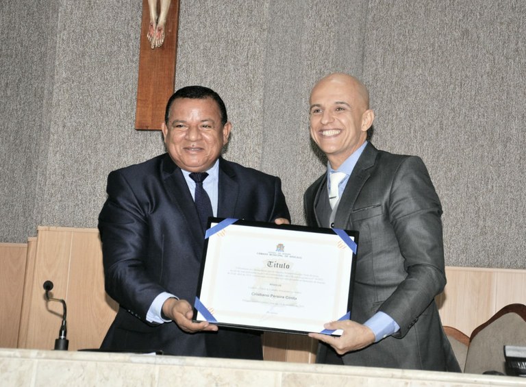 Américo de Deus concede título de Cidadania ao cerimonialista Cristiano Costa