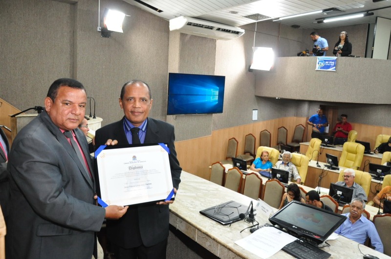 Américo de Deus concede Título de Cidadão Aracajuano ao radialista Flávio Lima