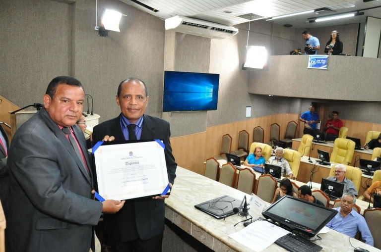 Américo de Deus concede Título de Cidadão Aracajuano ao radialista Flávio Lima