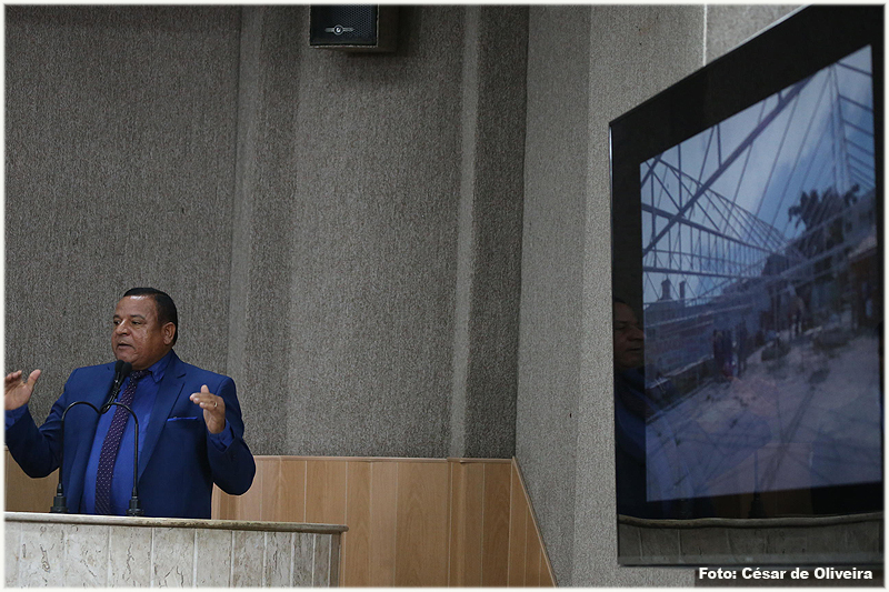 Américo de Deus critica situação na praça da feira do Augusto Franco