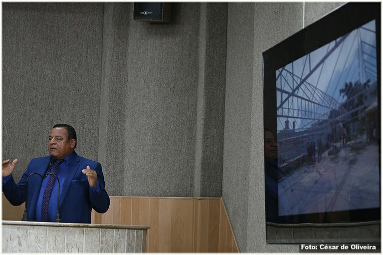 Américo de Deus critica situação na praça da feira do Augusto Franco