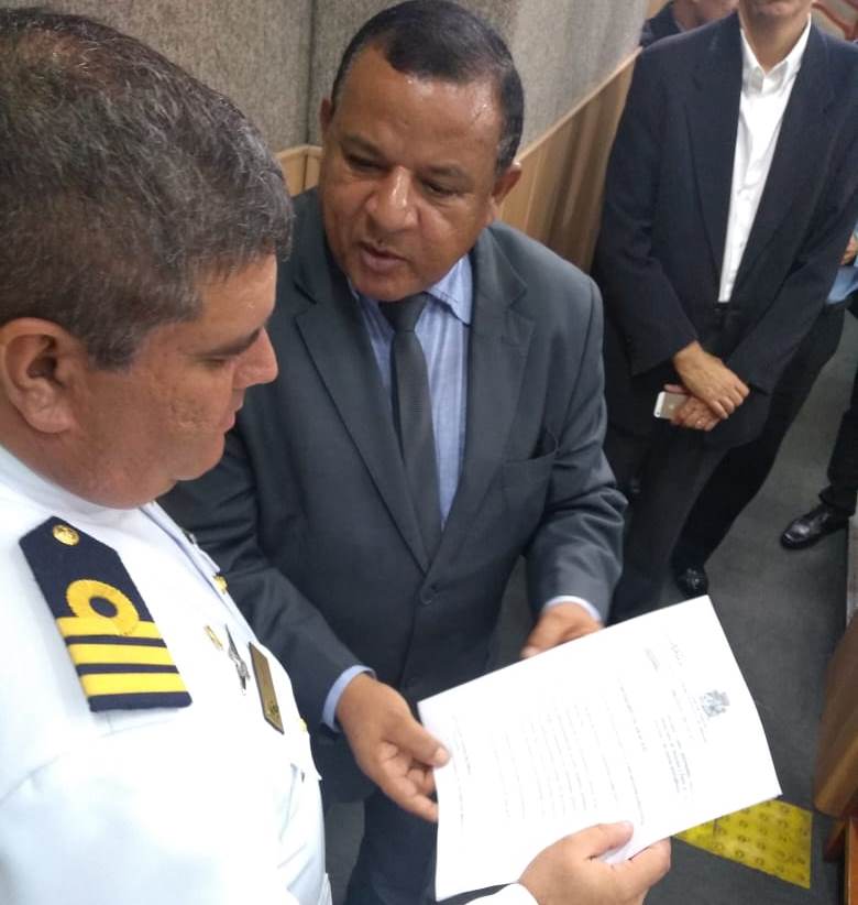 Américo de Deus entrega PL que declara Farol da Orla de Aracaju como patrimônio cultural