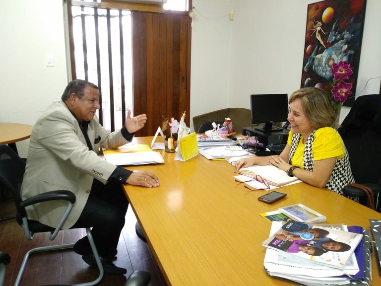 Américo de Deus fala com secretária Municipal de Educação e recebe boas noticias sobre reformas em EMEFs
