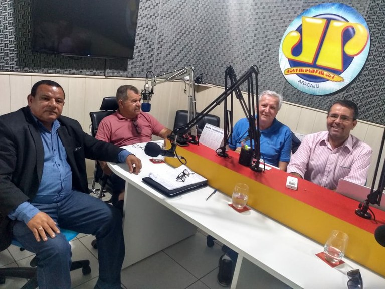 Américo de Deus fala sobre atuação parlamentar e responde ouvintes em programas de rádio