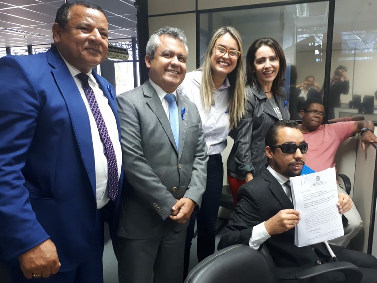 Américo de Deus faz parte de comissão que protocola representação contra a PMA