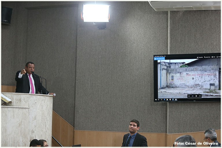 Américo de Deus lamenta situação de praça no Largo da Aparecida