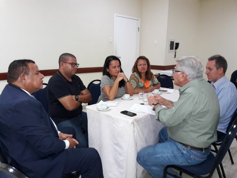 Américo de Deus media debate entre sindicatos de classes