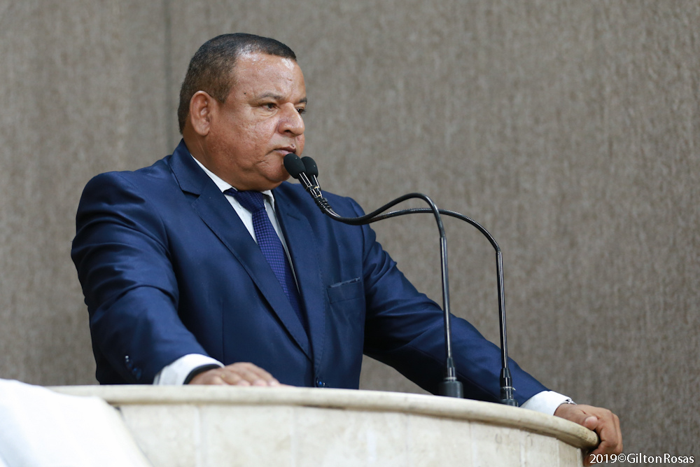 Américo de Deus pede providências em obras que estão paradas 