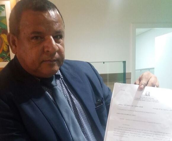 Américo de Deus protocola ofício no Instituto Banese