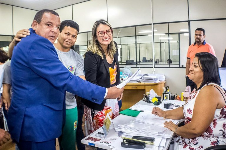 Américo de Deus protocola PL que inclui catadores de resíduos sólidos na coleta seletiva de Aracaju