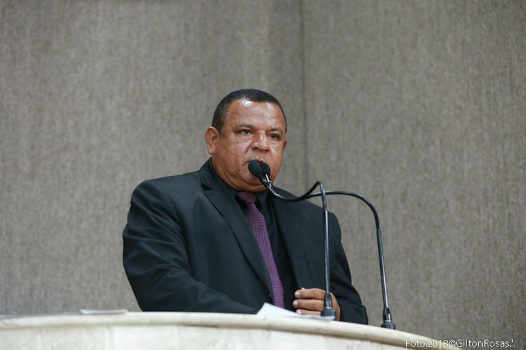 Américo de Deus retrata tipos de violência que atingem a população