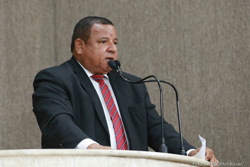 Américo de Deus solicita reforma em praças e calçada dos mercados centrais