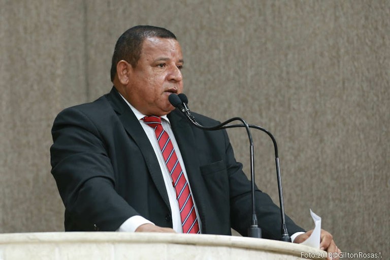 Américo de Deus solicita reforma em praças e calçada dos mercados centrais