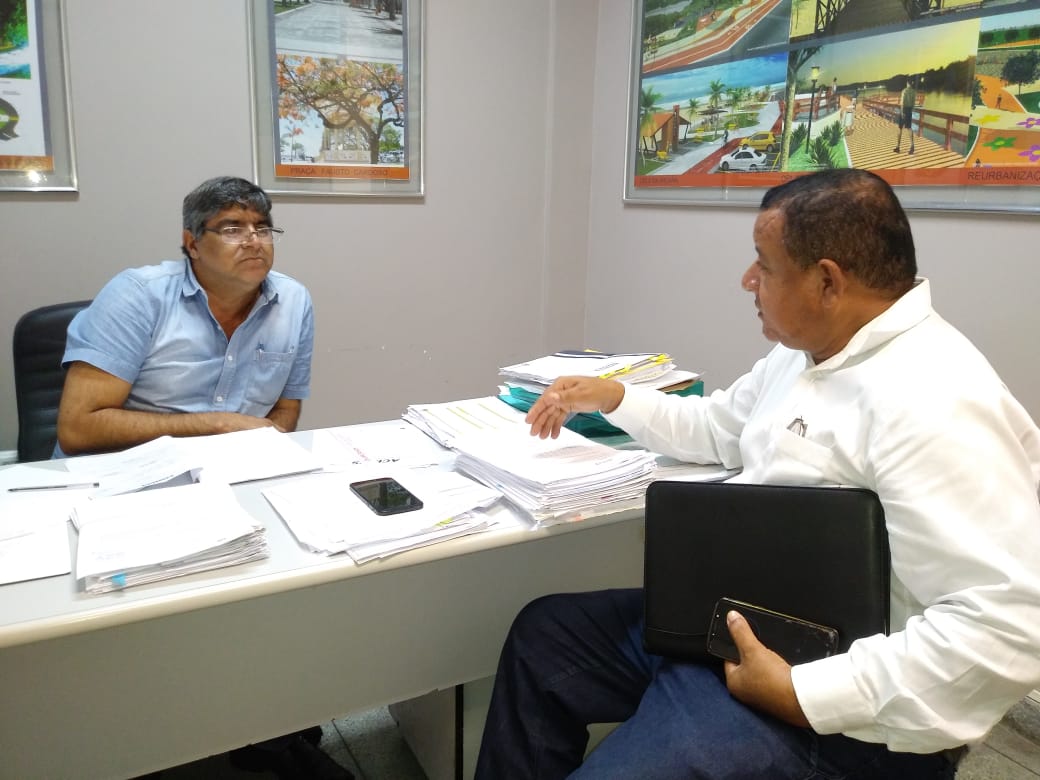 Américo de Deus visita órgãos municipais e pede agilidade em realização de serviços públicos