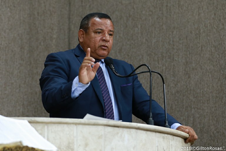 Américo de Deus volta a cobrar melhorias e reparos estruturais em praças 