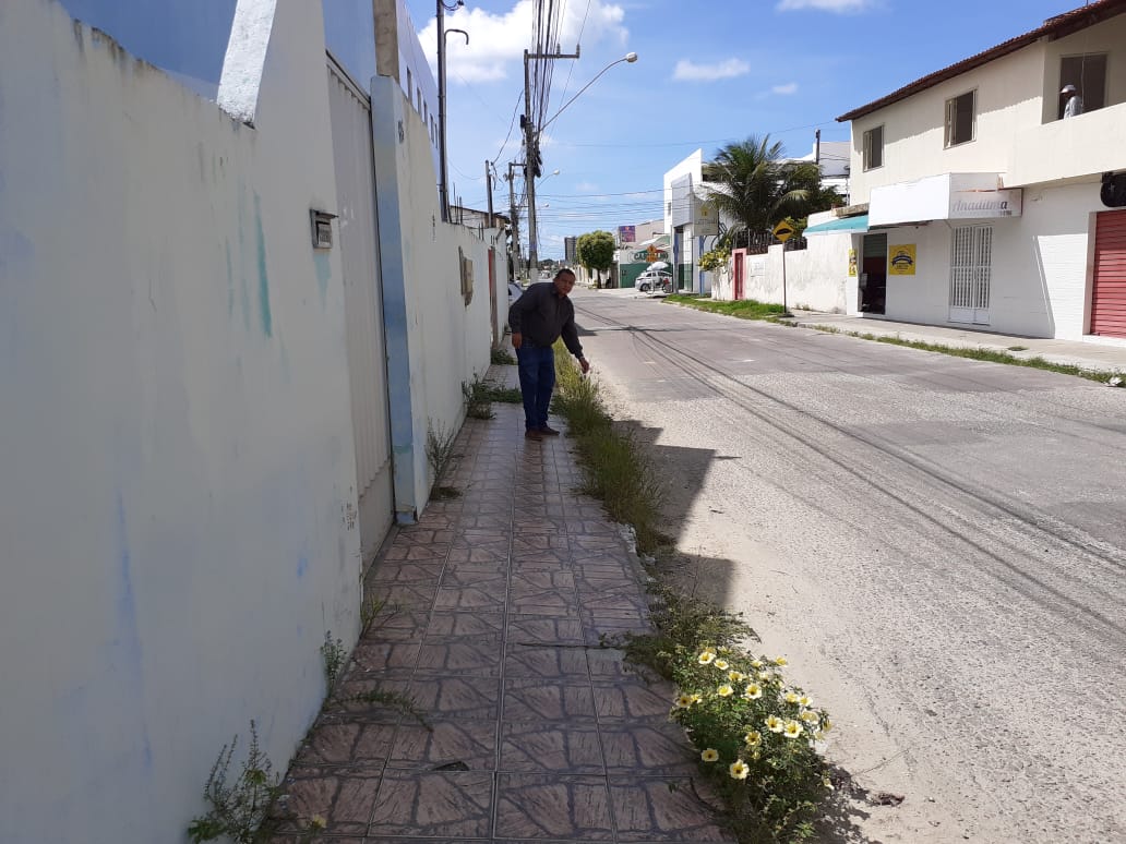 Américo emite ofícios para limpeza de calçadas no Bairro Aeroporto
