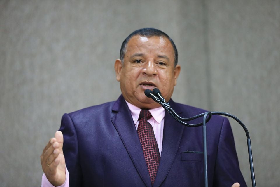 Américo entrega ofício ao Banese com assinaturas de servidores para prorrogação de dívida