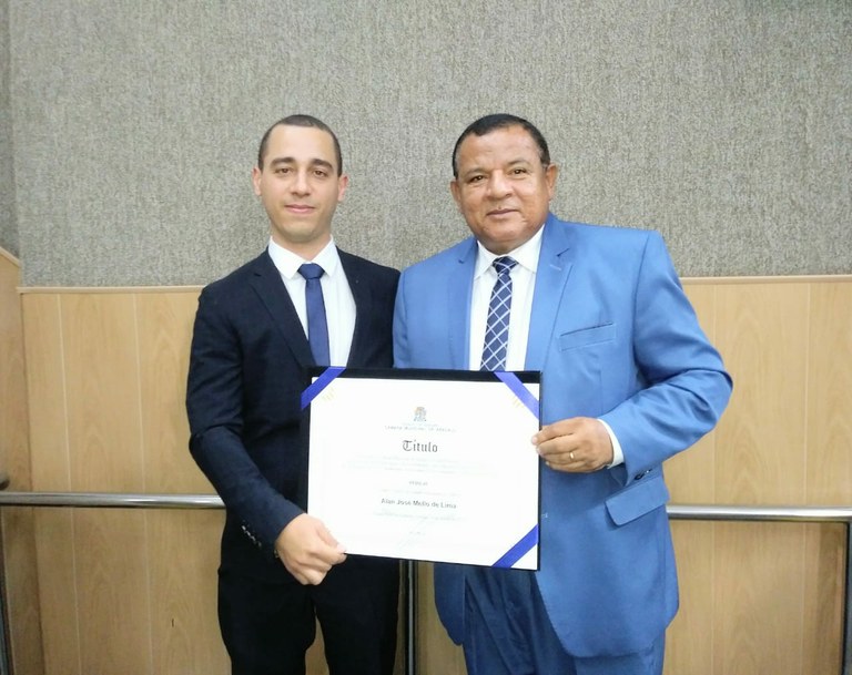 Américo entrega título de Cidadania Aracajuana ao engenheiro ambiental Allan José Mello de Lima