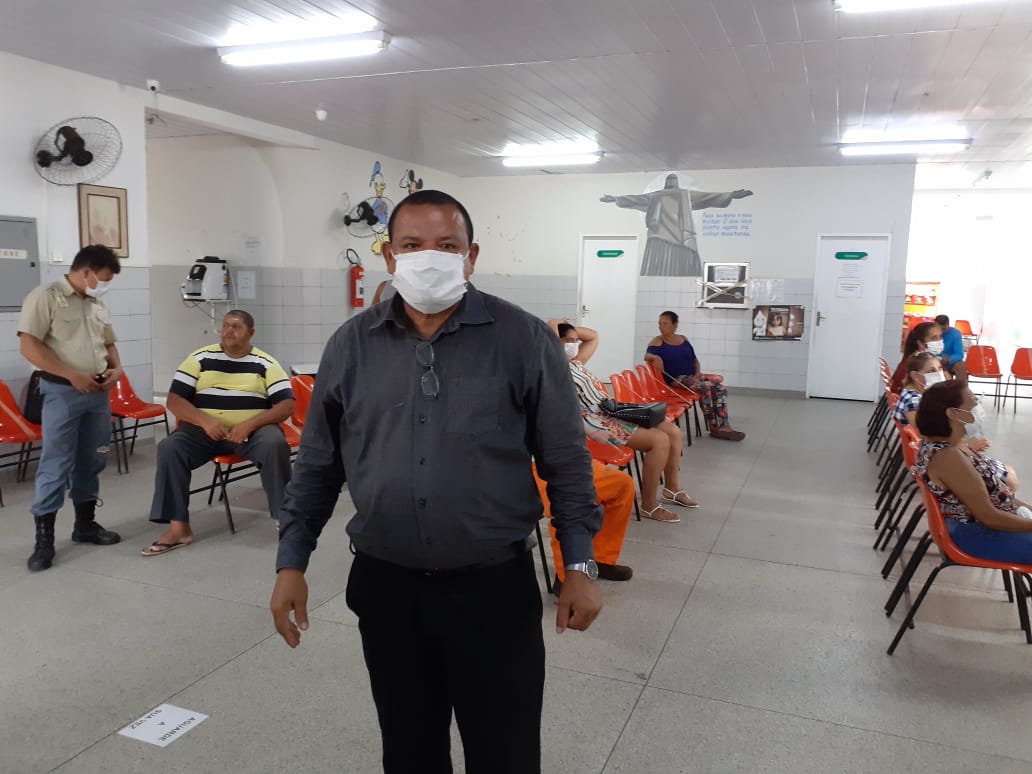 Américo fiscaliza UBSs após denúncia de falta de vacinas contra gripe e demora no atendimento