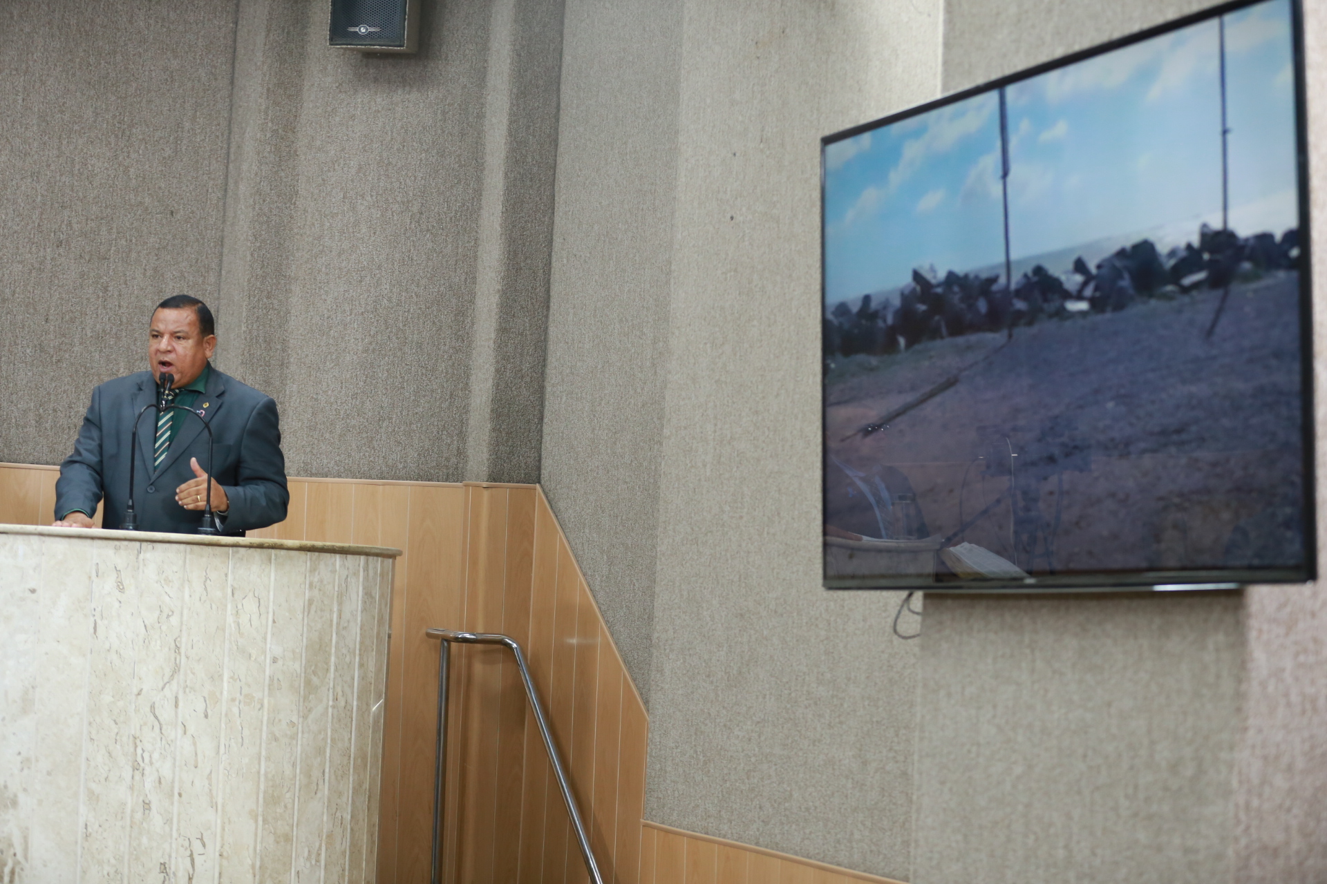 Américo pede carro fumacê para controlar excesso de mosquito no Marivan 