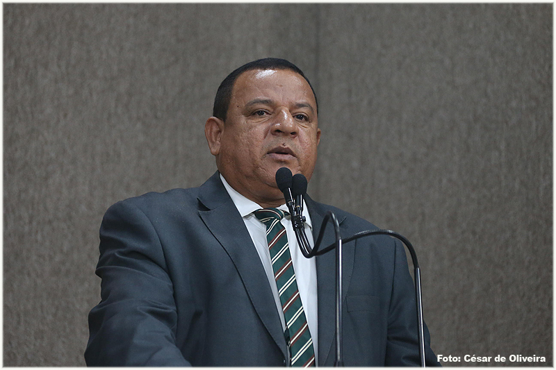 Américo se solidariza com professores que sofrem violência