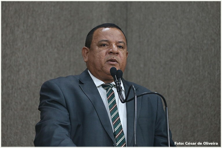 Américo se solidariza com professores que sofrem violência