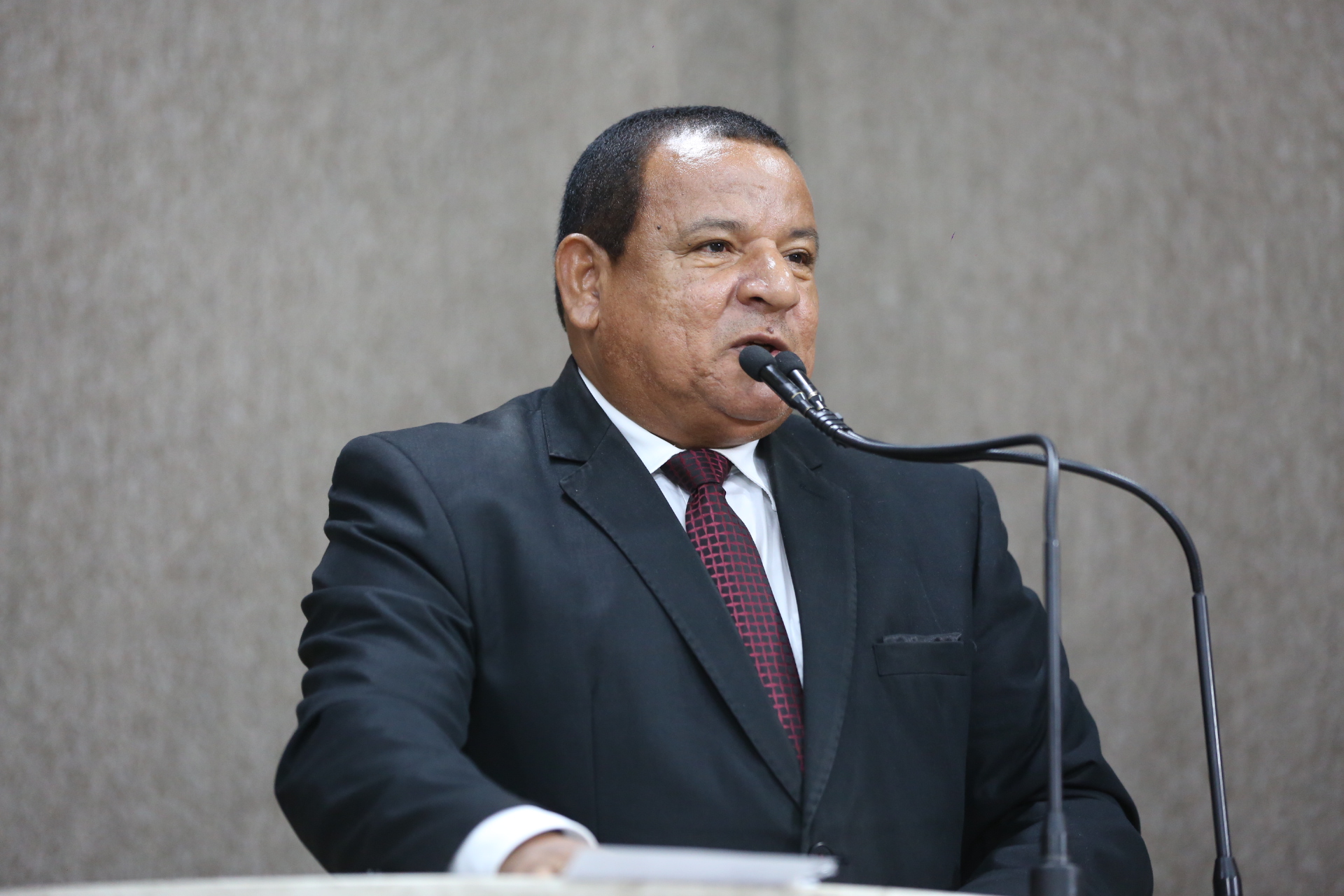 Américo utiliza tribuna da CMA para protestar contra aumento da passagem de ônibus