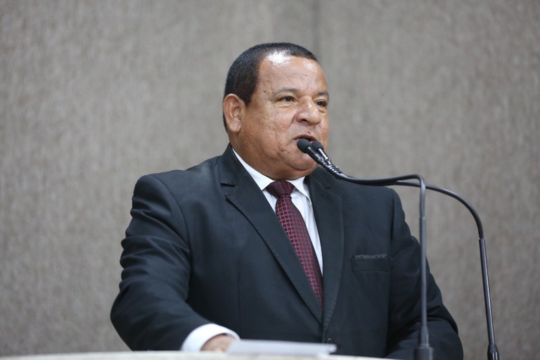 Américo utiliza tribuna da CMA para protestar contra aumento da passagem de ônibus