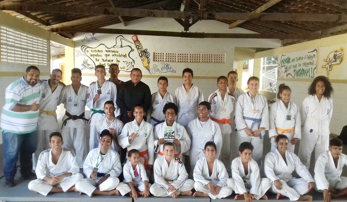 Américo visita atletas da Escola Municipal Juscelino Kiubitschek