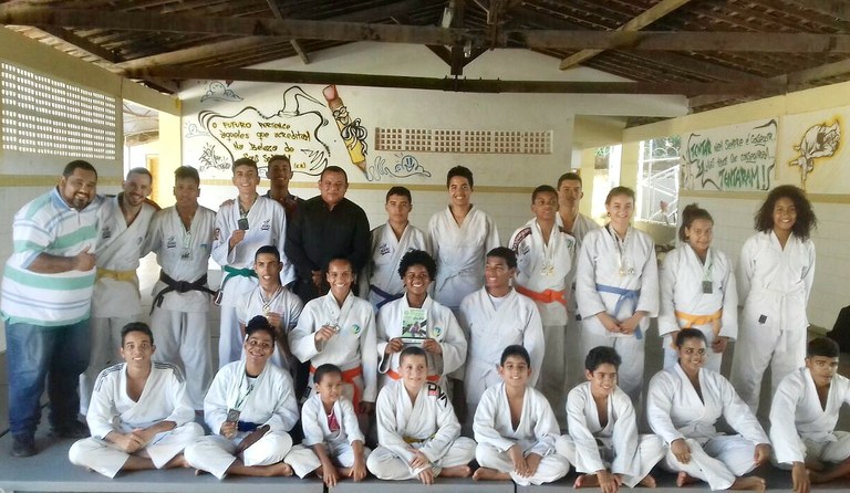 Américo visita atletas da Escola Municipal Juscelino Kiubitschek