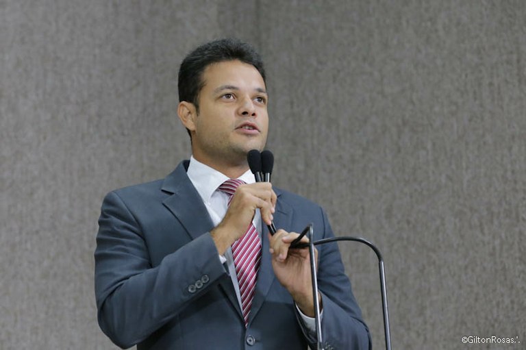 Anderson critica médicos que fizeram empréstimo, mas continuam em greve