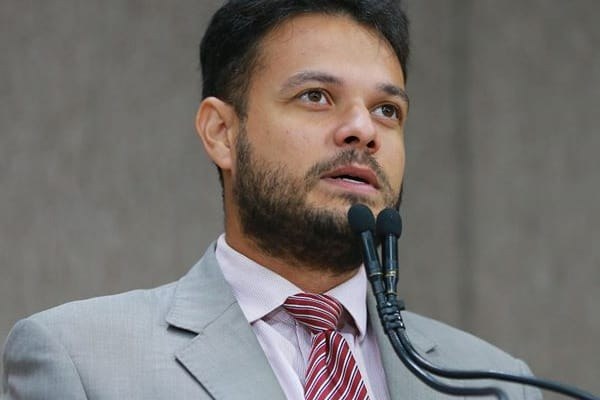 Anderson de Tuca apoia o dia internacional contra a endometriose