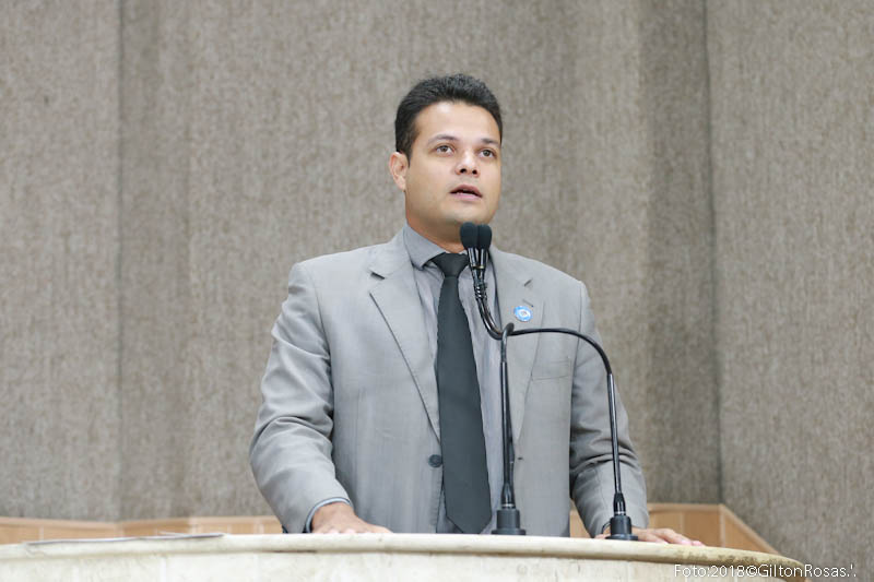 Anderson de Tuca cobra limpeza e manutenção de canais em Aracaju