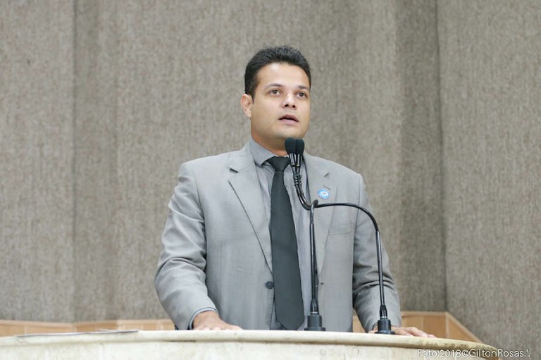 Anderson de Tuca cobra limpeza e manutenção de canais em Aracaju