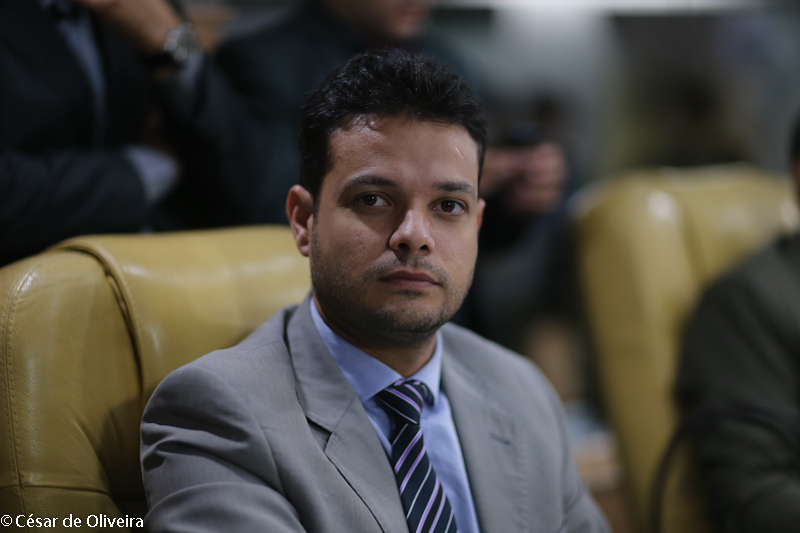 Anderson de Tuca confere de perto indicação executada