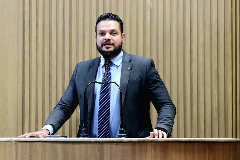 Anderson de Tuca destaca reajuste dos servidores e defende piso dos professores