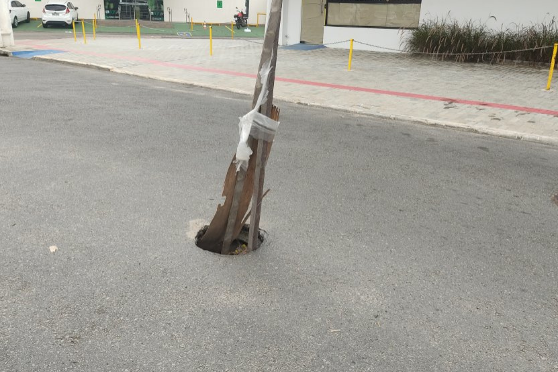 Anderson de Tuca faz apelo para que ocorra tapa buraco no Bairro Jabotiana