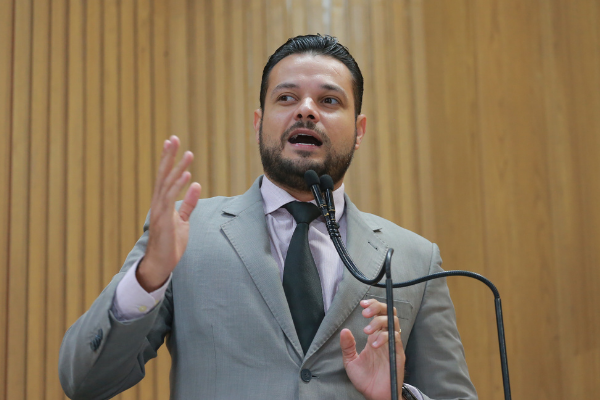 Anderson de Tuca incentiva vereadores a participar da campanha do agasalho