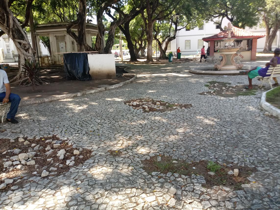 Anderson de Tuca lamenta péssima conservação de praças públicas de Aracaju